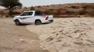 سيول جارفة من البَرَد تشق الصحراء وسط السعودية | طقس العرب